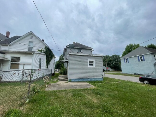 Building Photo - 2000 Locust St