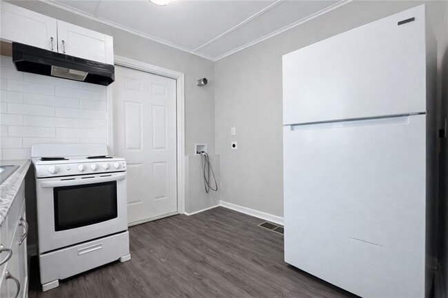 Building Photo - 2146 Brookview Dr NE