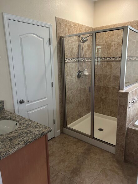 Master Bathroom walk in - 6024 Sunset Isle Dr