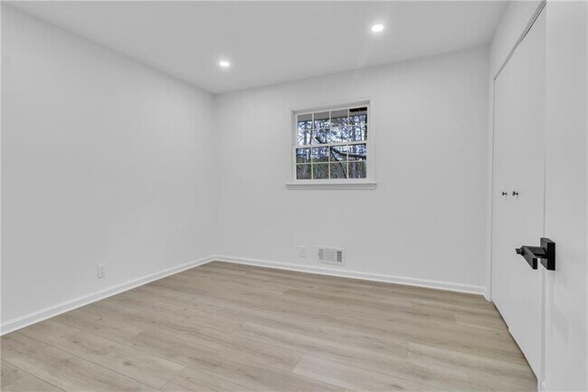 Building Photo - 3296 Columbia Woods Dr