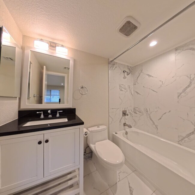 Building Photo - Modern style 2 Bed 2 bath Condo 1st Floor at The Lakes!