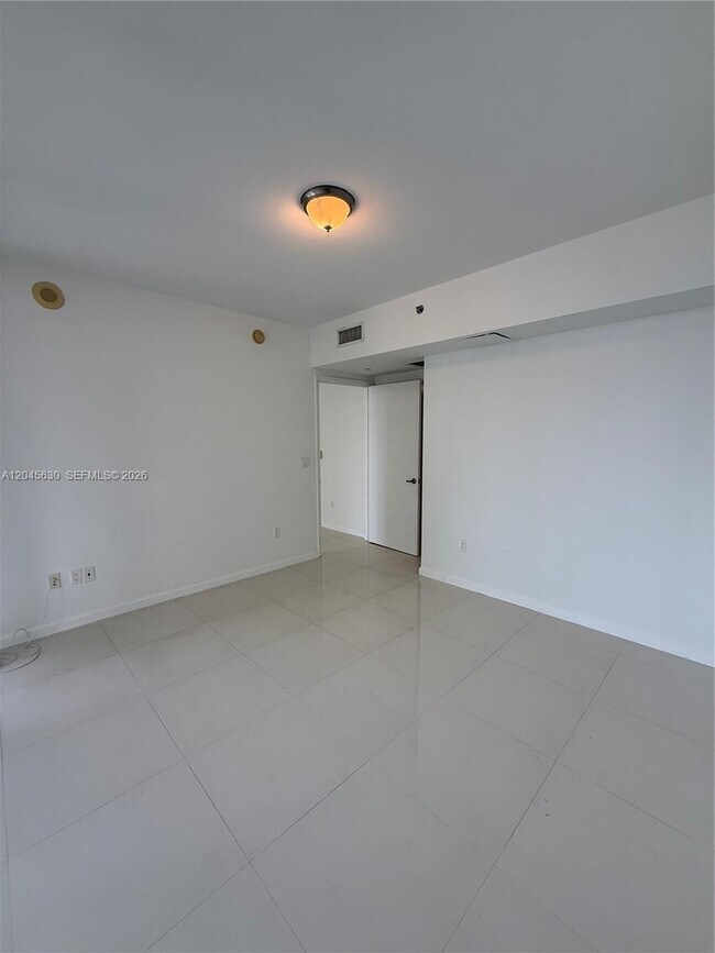 Building Photo - 495 Brickell Ave