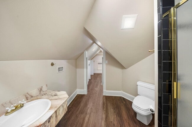 Building Photo - 1651 Cortlandt St