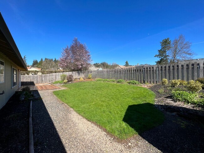 Building Photo - Beautiful 3 Bed 2 Bath House in Happy Valley!! A/C, Additional Living Area, Great for Entertaining!!