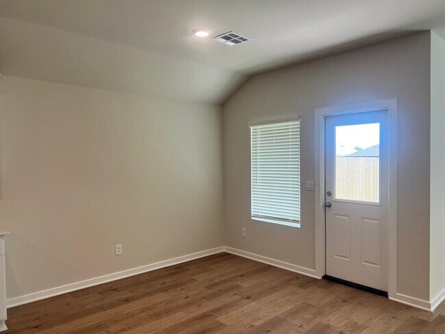 Building Photo - 2925 Firefly Dr
