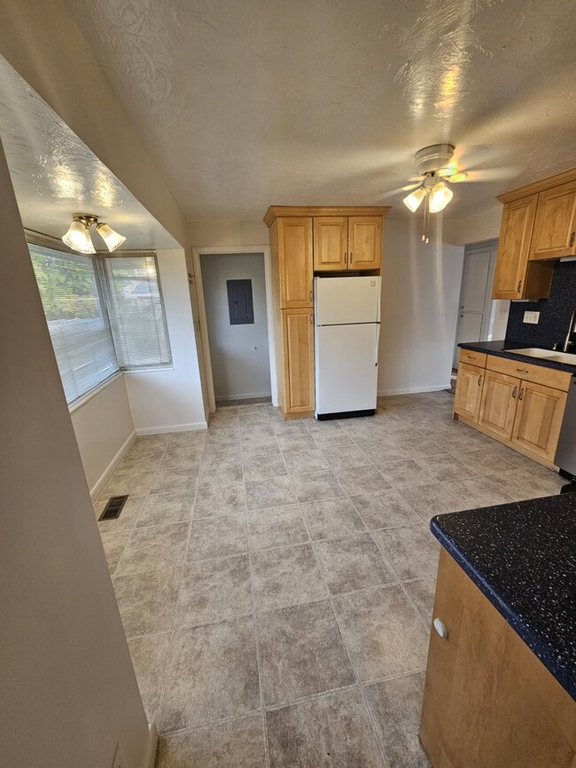 Building Photo - 4 bed 2 bath Home in Murray