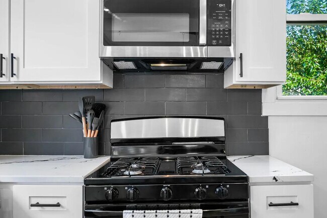 Building Photo - 906 Villa Ave