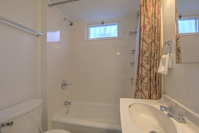 Building Photo - 618 Sycamore St NE