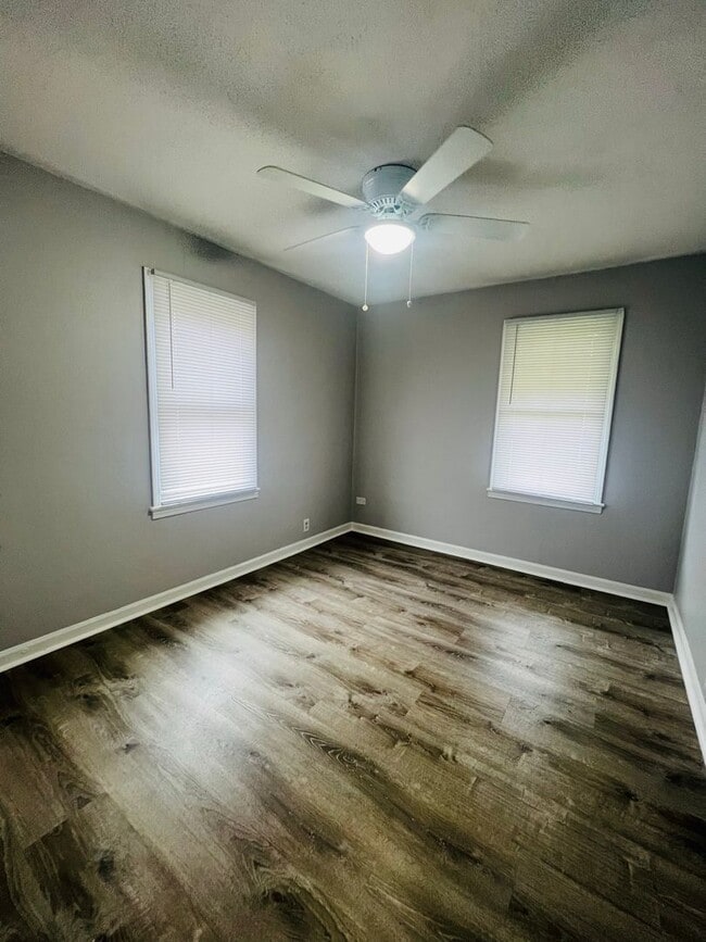 Building Photo - Gorgeous 3 Bedroom Single Family Home!