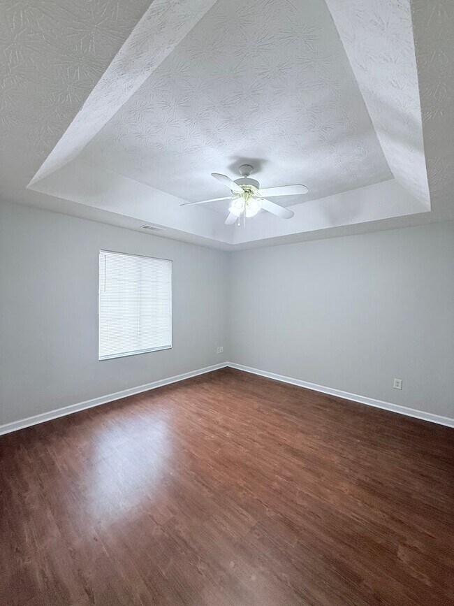 Building Photo - 2-bedroom ranch style home with garage parking!