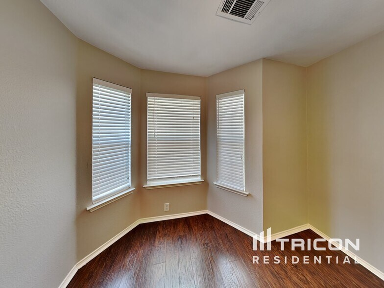 Building Photo - 317 Welch Dr