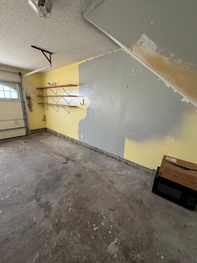 Building Photo - ** AVAILABLE NOW ** in Waterford Subdivision