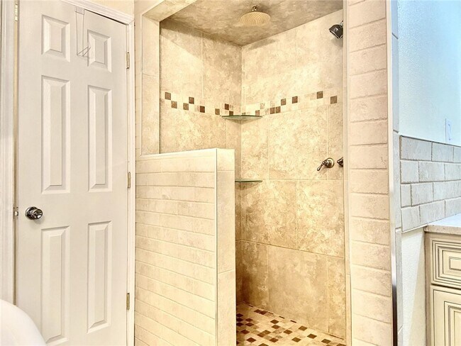 Building Photo - 7 Evesham Ln