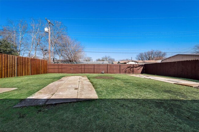 Building Photo - 4221 Fernwood Dr