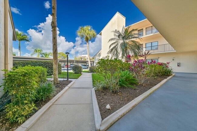 Building Photo - ** 2/2 First Floor Condo ~ Cross Creek ~ R...
