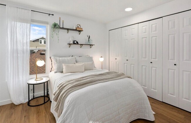 Building Photo - Updated, light flooded corner 1 bedroom 1 bath condo in Madison Valley