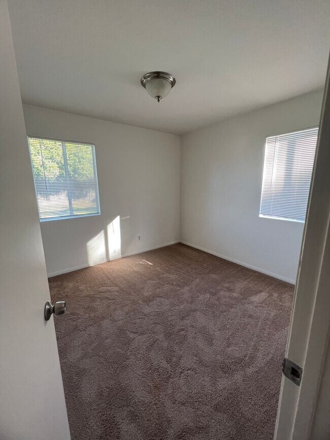Building Photo - 3BR/1BA Single Family Home (920 SF)