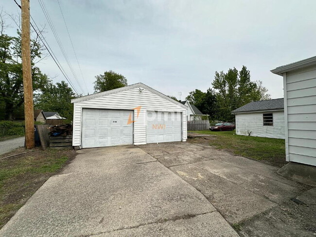 Building Photo - 810 Poplar St
