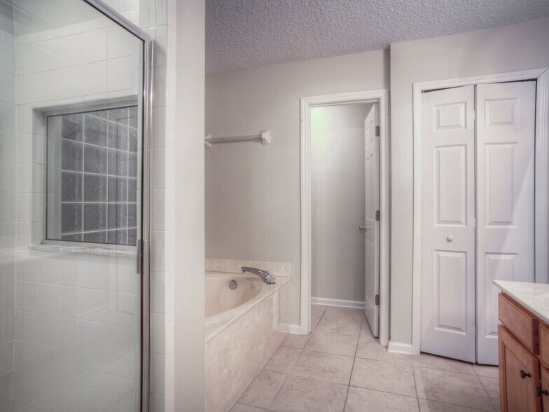Building Photo - 1828 Creekview Dr