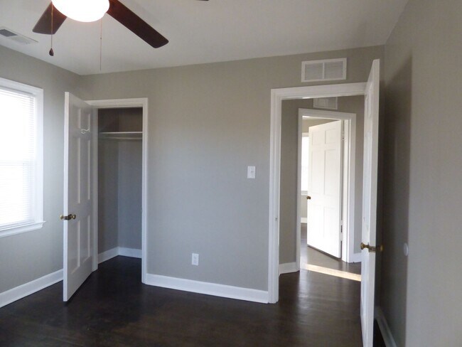 Building Photo - 206 Broadview Dr