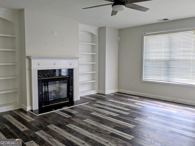 Building Photo - 137 Village Green Cir