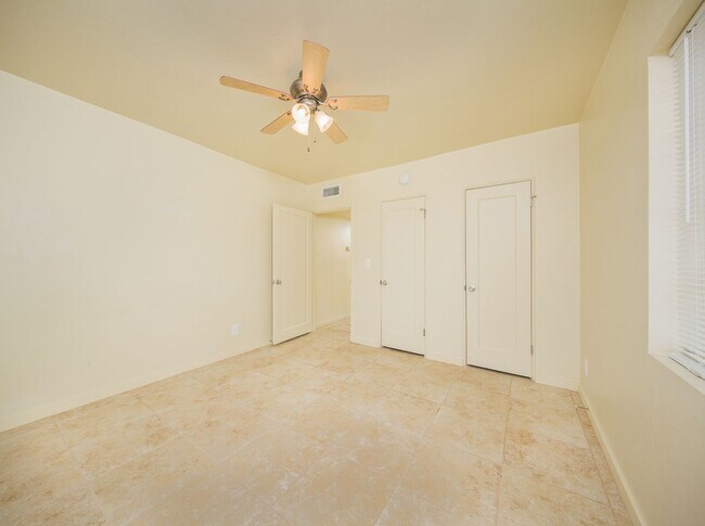 Building Photo - Great Central Location