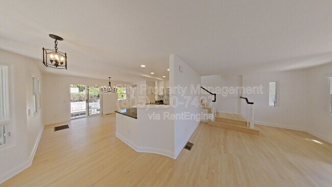 Building Photo - 2570 Lillie Ave