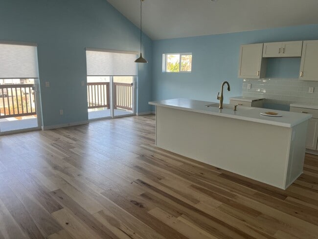 Building Photo - Gorgeous 3 Bedroom 2.5 Bath with views of Morro Rock