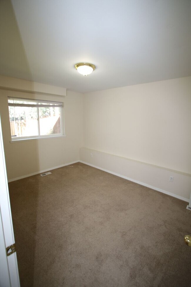 Building Photo - Beautiful 3 Bedroom Eagle River Home