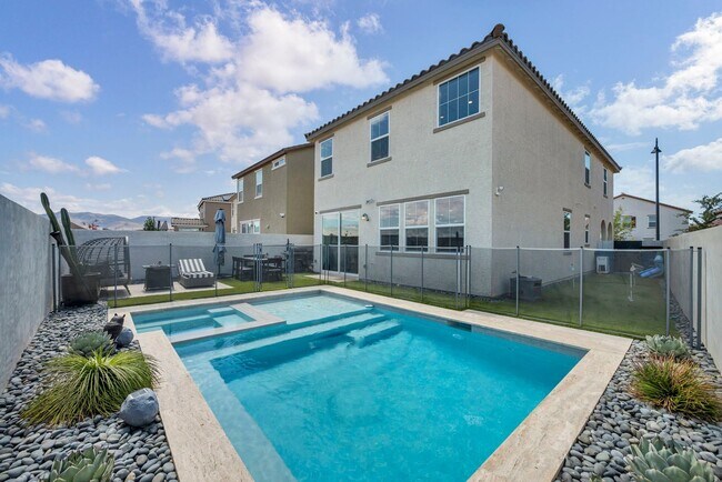 Building Photo - Spacious 5-Bedroom Home with Loft, Pool & Mountain Views