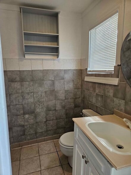 Building Photo - 1109 E Okaloosa Ave