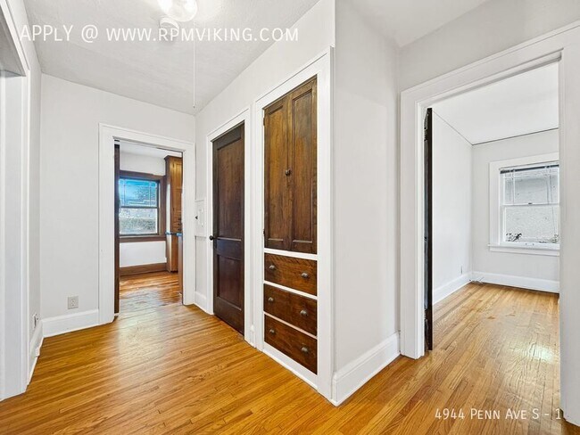 Building Photo - Exceptional 2br 1ba Lower Duplex Unit ~Dep...