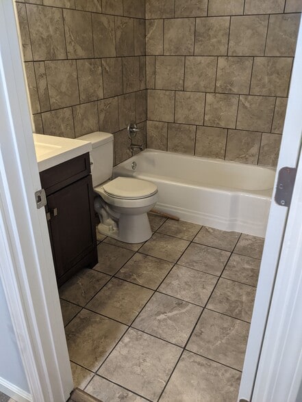 Full Bathroom - 310 Semple St