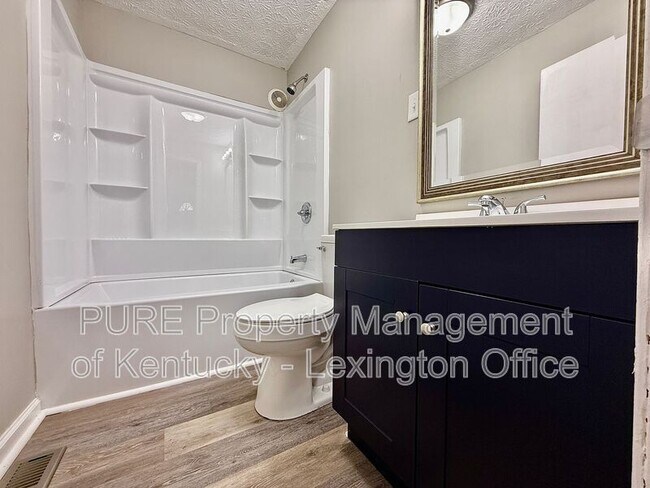 Building Photo - 829 Darley Dr