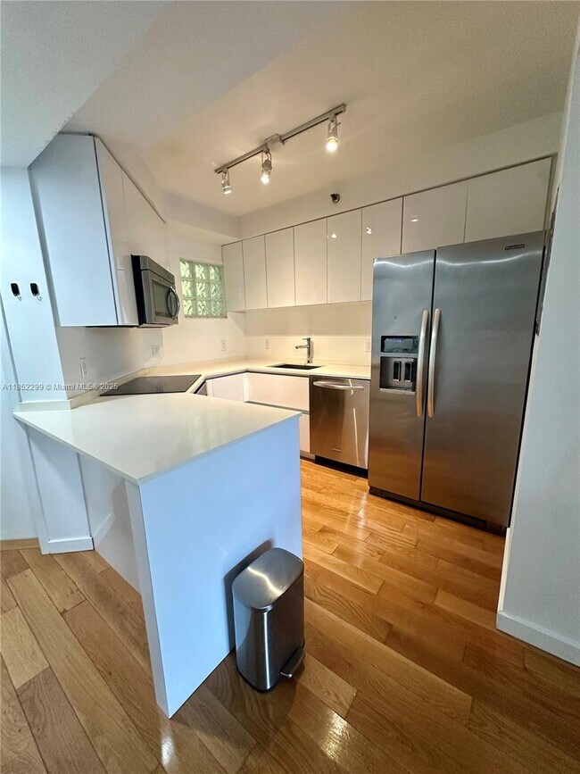 Building Photo - 9156 Collins Ave