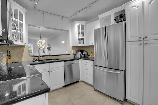 Building Photo - 100 Pelican Pointe Dr