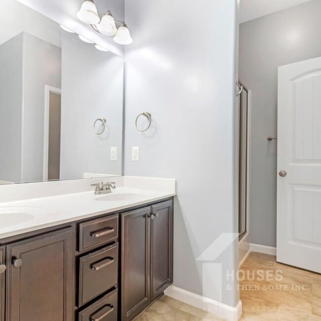 Building Photo - 70 Madeline Cir