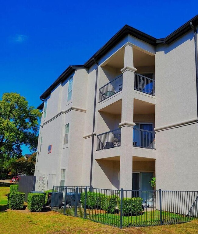 Building Photo - 1720 Wells Branch Pkwy