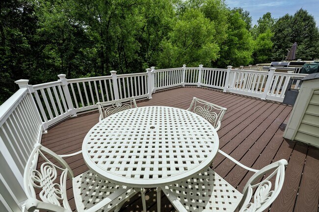 Building Photo - Tower Oaks First-Time Townhome in Rockville is Move-in Ready!