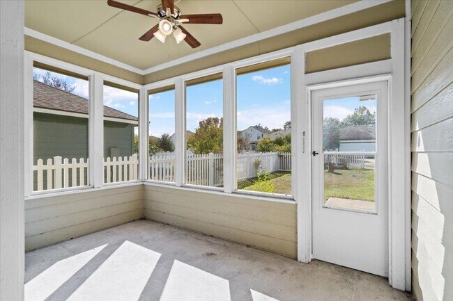 Building Photo - 633 Fairway