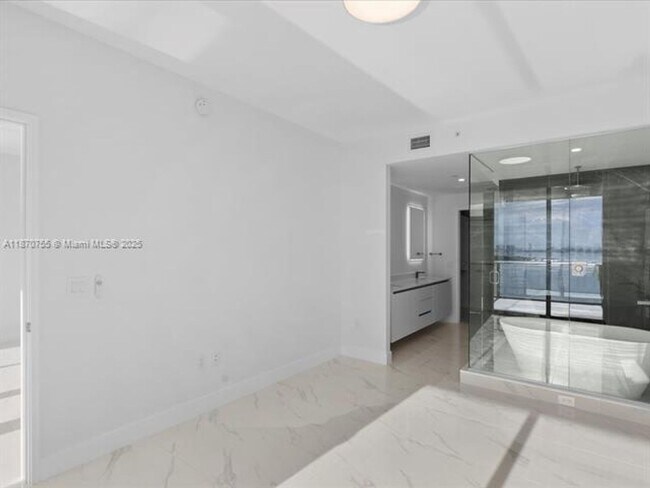 Building Photo - 700 NE 24th St