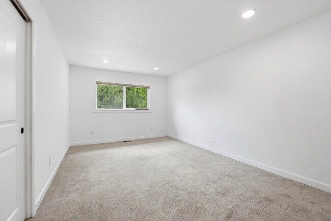 Building Photo - $2,595.95 - 3 Bed/2 Bath Home in Colorado Springs with Large backyard.