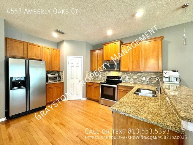 Building Photo - Charming End-Unit 3 Bed / 2.5 Bath Townhom...