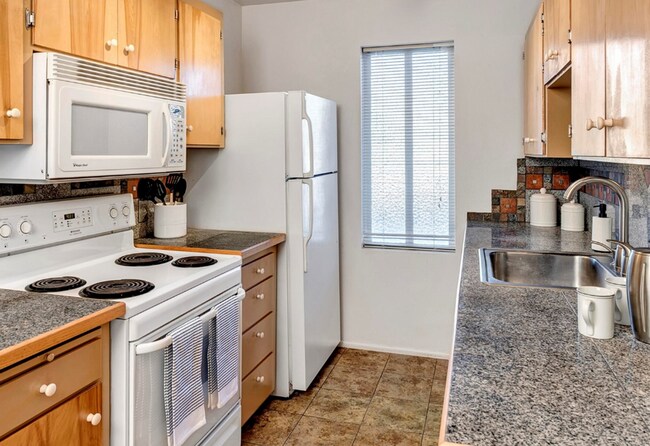 Building Photo - Downtown Bellevue 2 Bedroom 1.5 Bath 2 story Condo