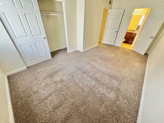 Building Photo - Stylish condo with new upgrades, tennis courts, and pool access