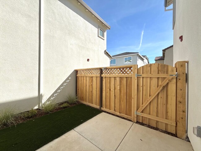 Building Photo - Modern West Sacramento Home Now for Lease