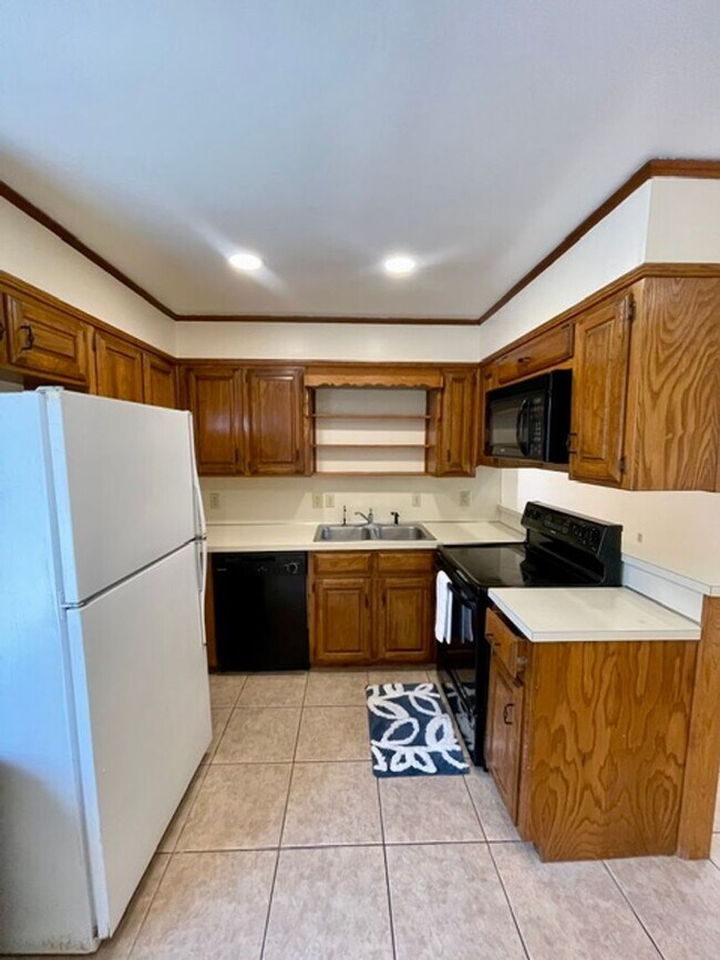 Building Photo - Spacious 2-Bedroom Townhome-Style Condo Near Baylor University | Elmwood Condos Waco