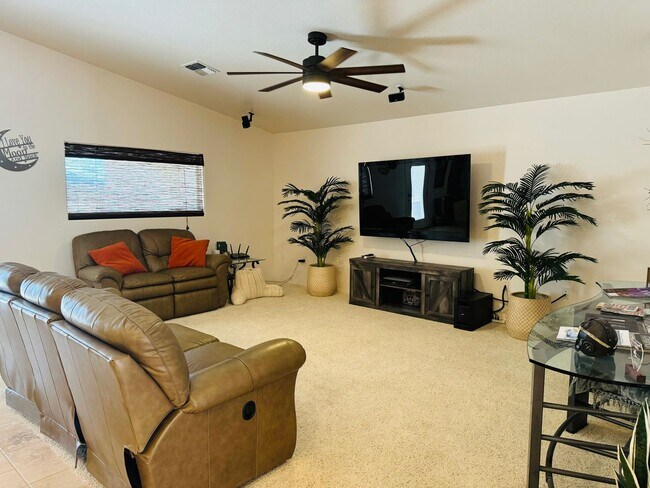 Building Photo - SHORT TERM RENTAL 3BD/2BA IN PRIVATE GATED...
