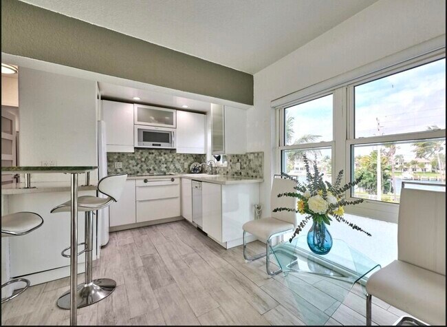 Building Photo - 1021 Hillsboro Mile
