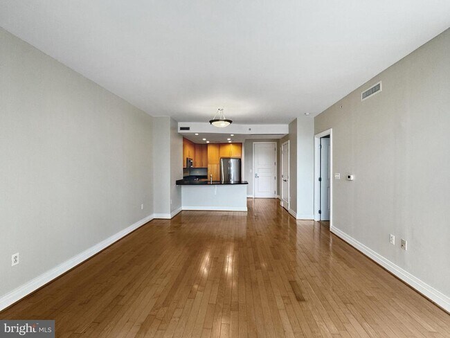 Building Photo - 8220 Crestwood Heights Dr